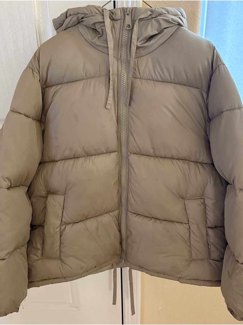 H&M Women's Hooded Puffer Jacket in Beige / Size Medium